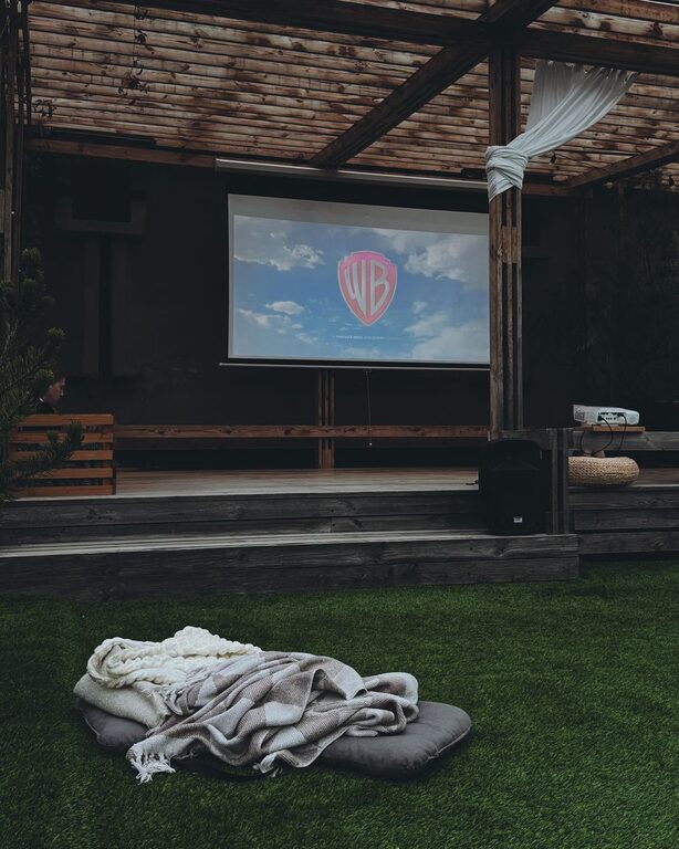 How to Host a Cozy Movie Night at Home: Tips for a Perfect Evening